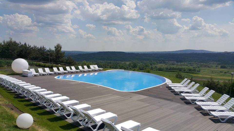 Hotelowy basen zewnętrzny z rynną infiniti. Hotelowy basen zewnętrzny z rynną infiniti.