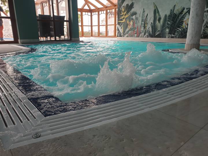 Strefa SPA w basenie hotelowym Strefa SPA w basenie hotelowym