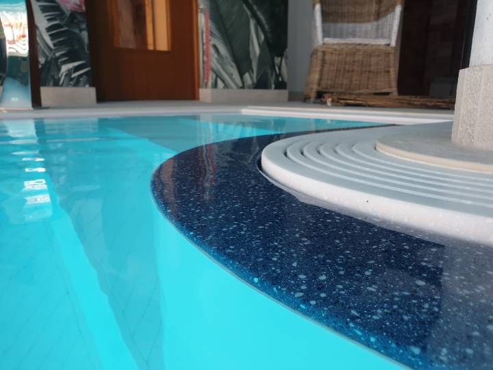 Luksusowy basen hotelowy. Rynna przelewowa z Corian'u. Hotel Kahlberg. Luksusowy basen hotelowy. Rynna przelewowa z Corian'u. Hotel Kahlberg.