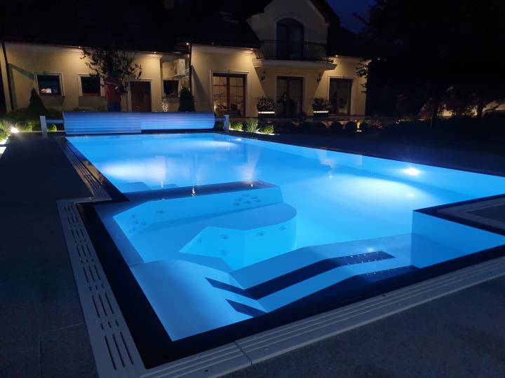Designerski basen z podświetleniem LED.