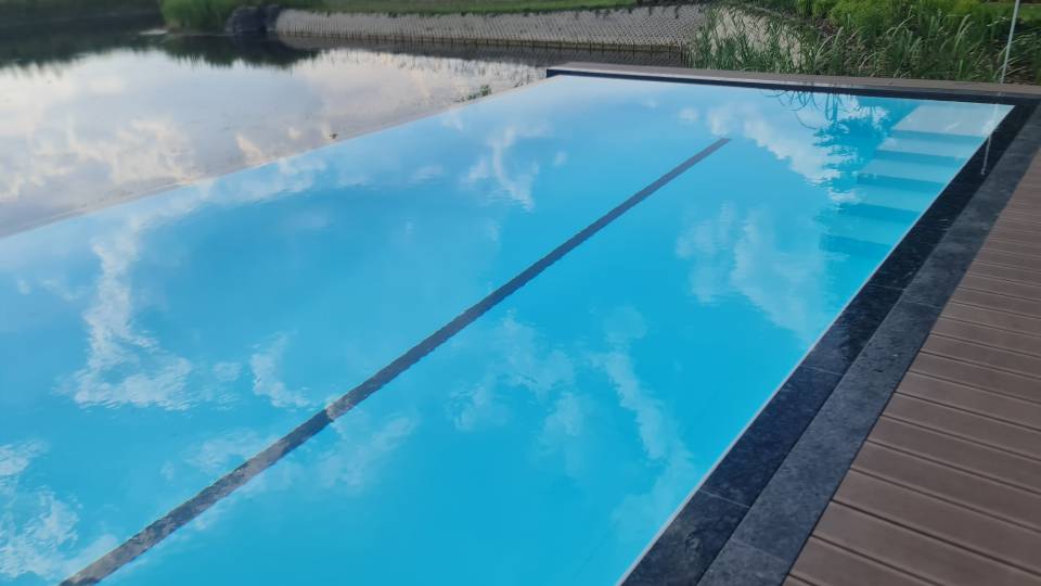 Basen z rynną infiniti. Basen z rynną infiniti.