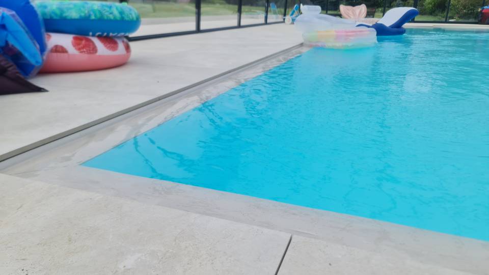 Designerski basen z rynna przelewową. Wykończenie z Corian'u. Designerski basen z rynna przelewową. Wykończenie z Corian'u.