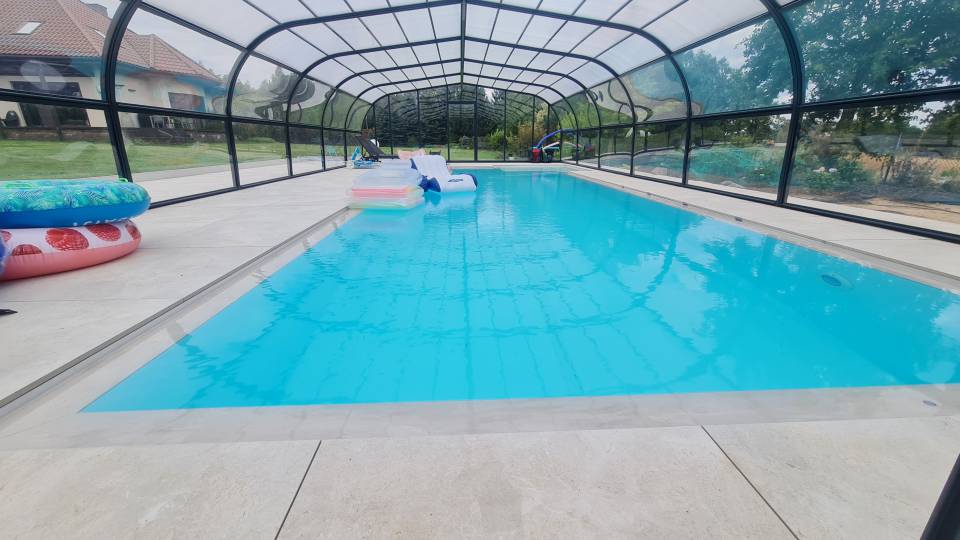 Luksusowy basen prywatny z zadaszeniem z poliwęglanu.