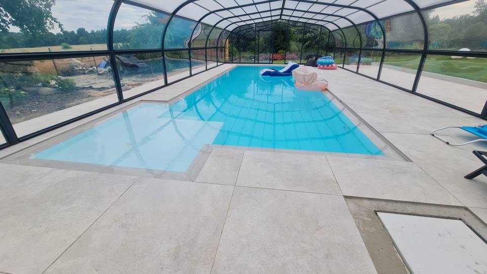 Designerski basen z rynna przelewową. Wykończenie z Corian'u. Designerski basen z rynna przelewową. Wykończenie z Corian'u.