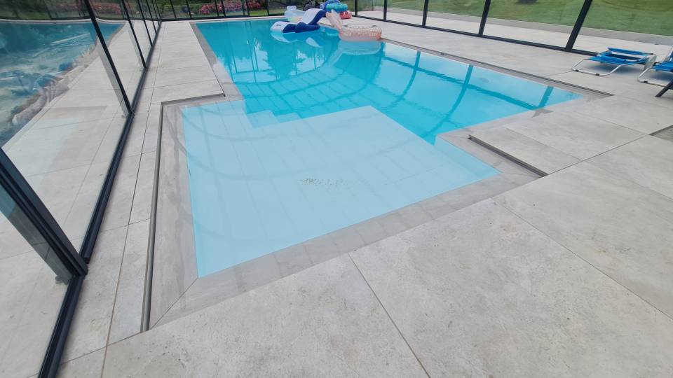 Designerska rynna szczelinowa w basenie prywatnym.