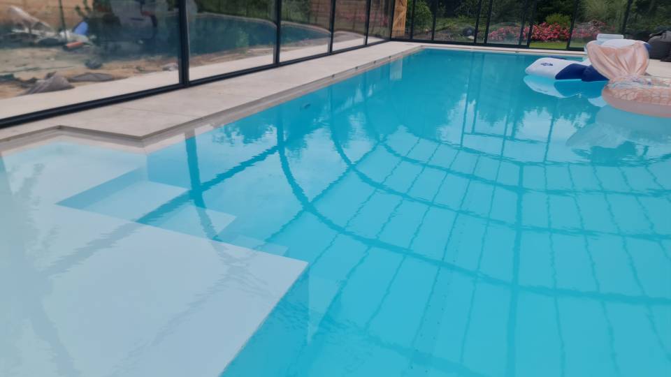Swimming pool with shallow end finished in Corian. Swimming pool with shallow end finished in Corian.