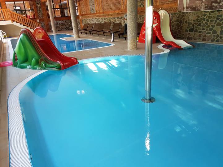 basen ze zjeżdżalniami dla dzieci
