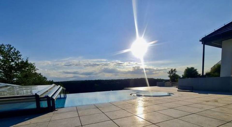 Basen z rynną infinity i jacuzzi wykonane z Corian'u. Basen z rynną infinity i jacuzzi wykonane z Corian'u.