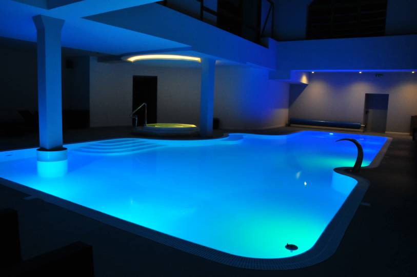 basen hotelowy z oświetleniem LED