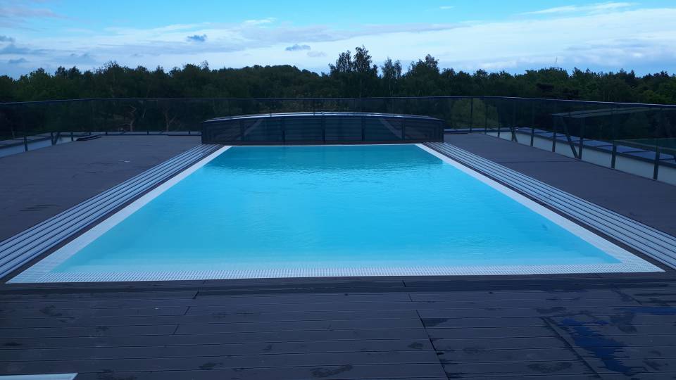 nowoczesny basen z zadaszeniem z poliwęglanu