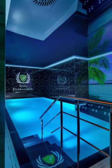 Basen hotelowy z logowanymi schodami wykonany z corianu. Basen hotelowy z logowanymi schodami wykonany z corianu.