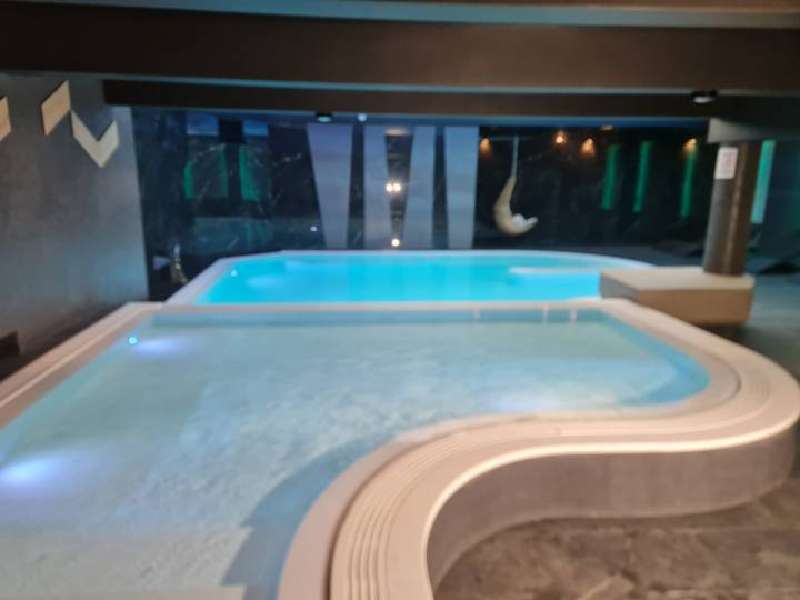 Basen hotelowy z brodzikiem Basen hotelowy z brodzikiem