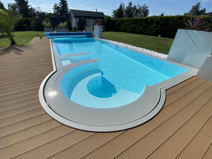 nowoczesny luksusowy basen z strefą spa i hydromasażem