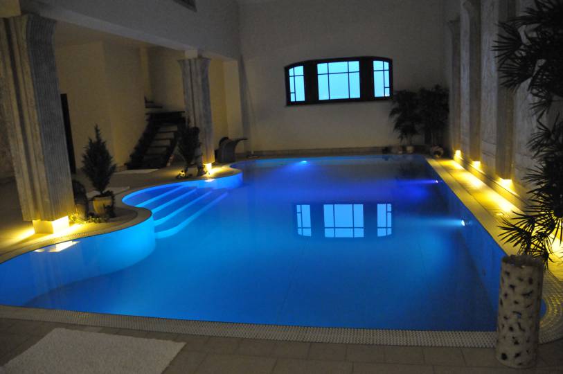 basen z podświetleniem