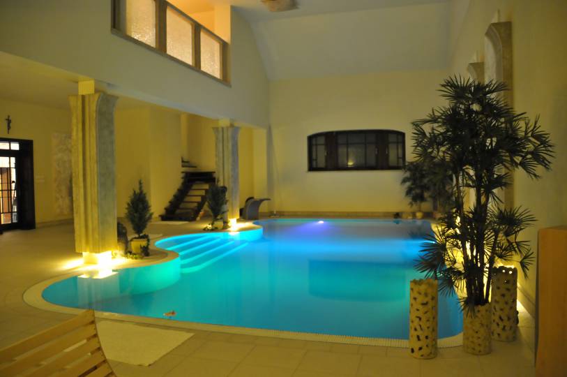 oświetlony basen hotelowy oświetlony basen hotelowy