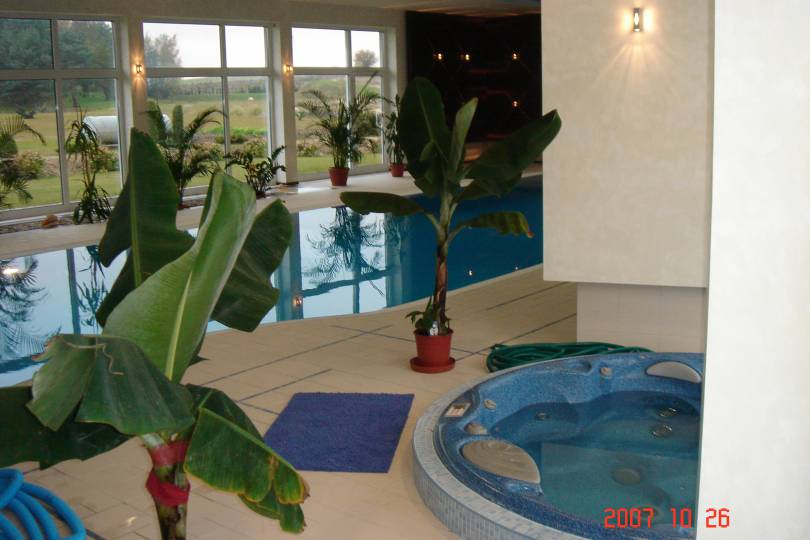 jacuzzi przy basenie jacuzzi przy basenie