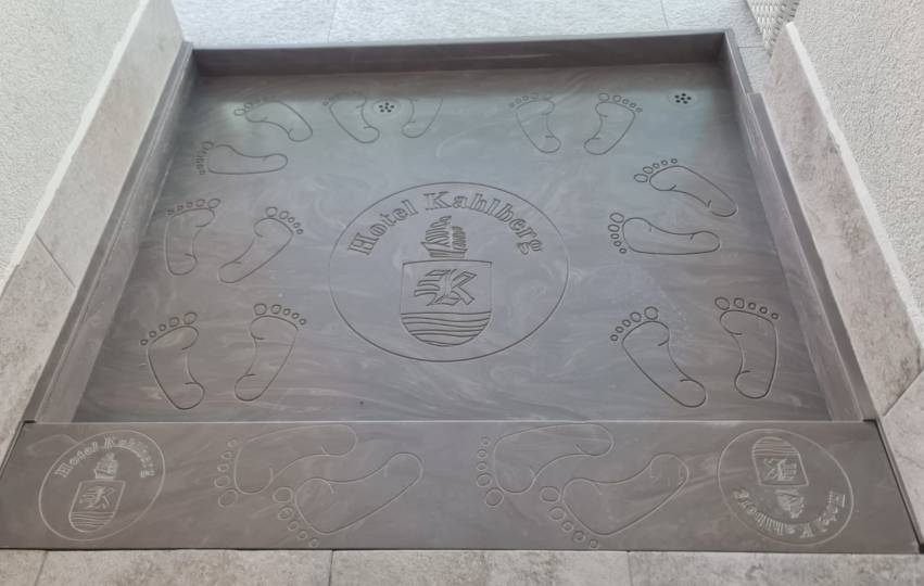 Brodzik z corianu z logo