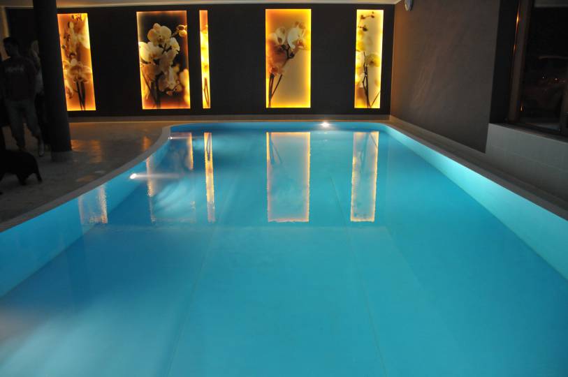 basen hotelowy w eleganckim wnętrzu basen hotelowy w eleganckim wnętrzu