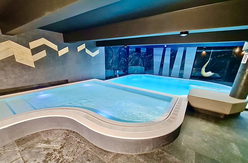Basen hotelowy z dużym brodzikiem Basen hotelowy z dużym brodzikiem