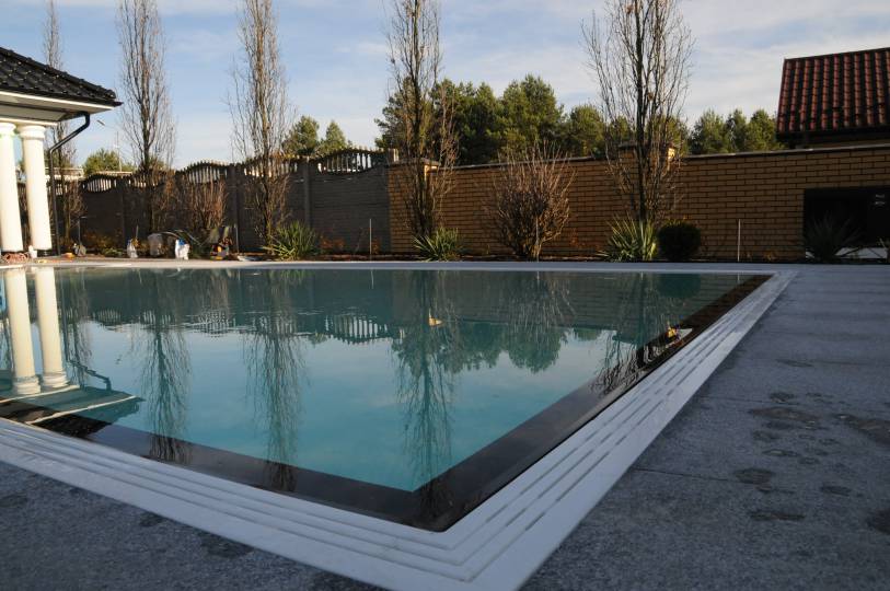 basen luksusowy przed domem