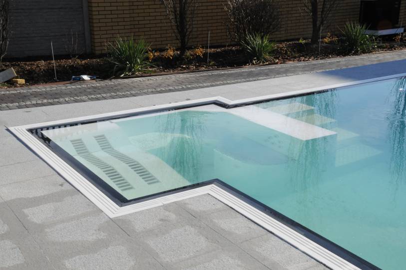 Garden swimming pool with spa area. Corian finish. Garden swimming pool with spa area. Corian finish.