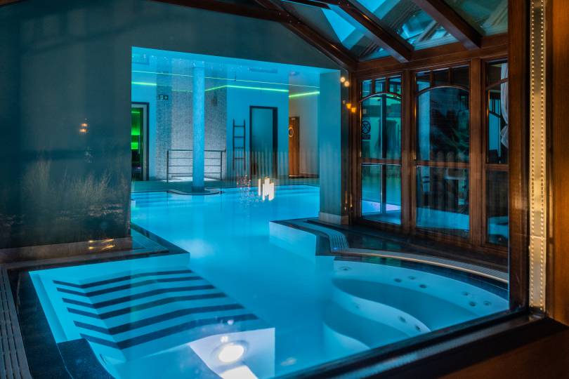 luksusowy basen wewnętrzny z podświetleniem