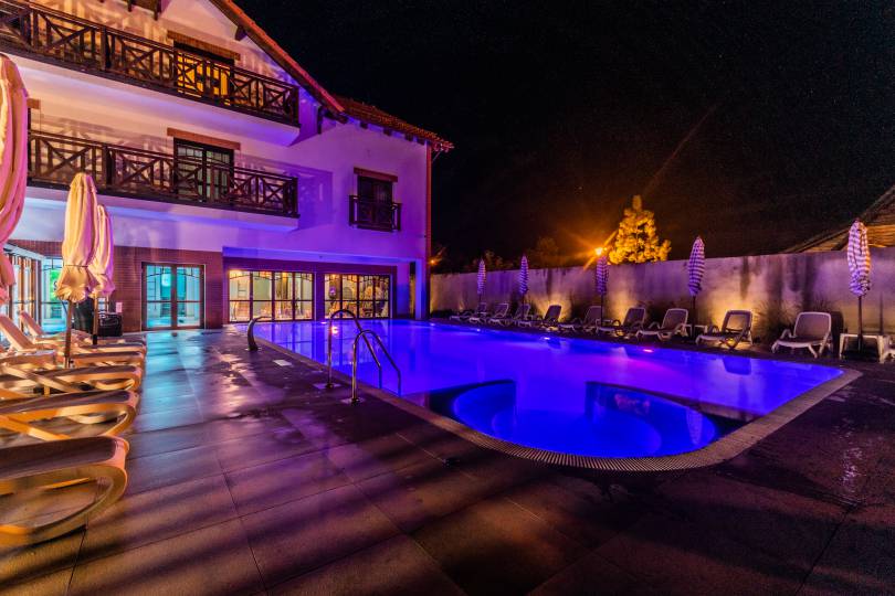 Basen hotelu Kahlberg nocą. Basen hotelu Kahlberg nocą.