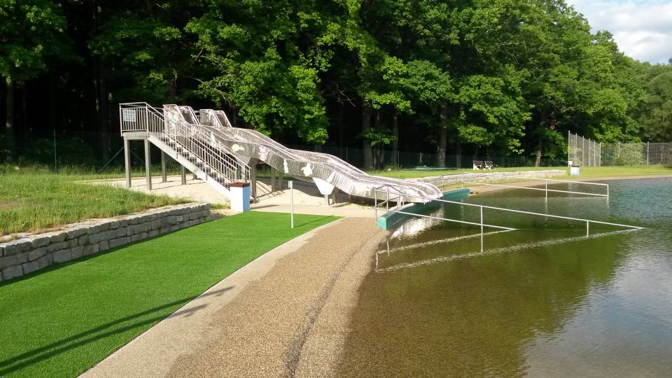 duży basen ze zjeżdżalnią duży basen ze zjeżdżalnią