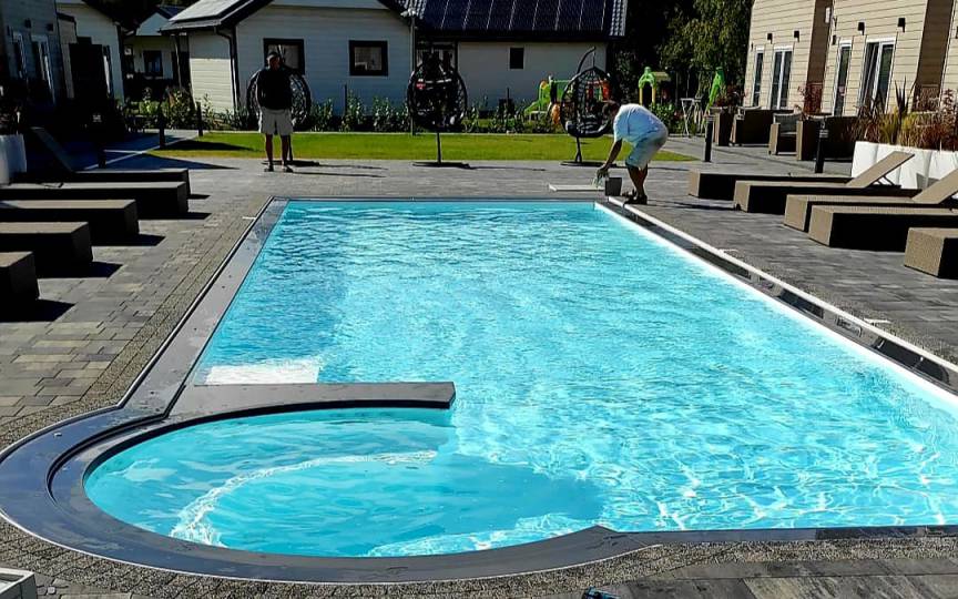 Designerski basen zintegrowany ze strefą relaksu. Rynna przelewowa. Wykończenie z Corian'u. Designerski basen zintegrowany ze strefą relaksu. Rynna przelewowa. Wykończenie z Corian'u.