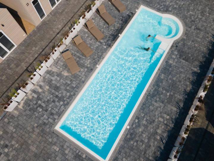 Luksusowy basen ze strefą spa - zdjęcie z drona.