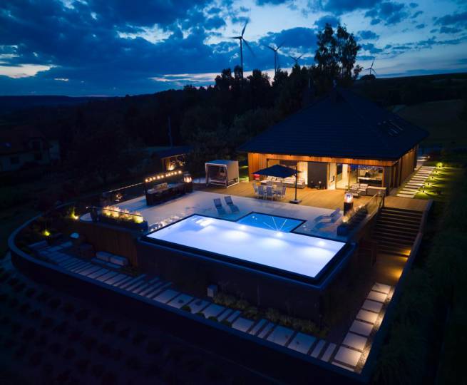 Designerski basen z wypłyceniem i rynną infiniti. Podświetlenie LED. Designerski basen z wypłyceniem i rynną infiniti. Podświetlenie LED.