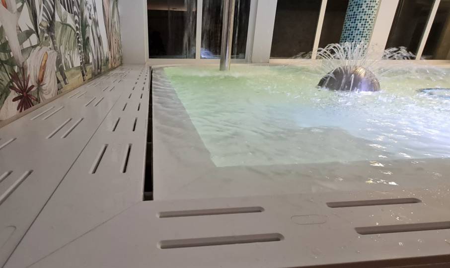 Basen z corianu z designerską rynną przelewową Basen z corianu z designerską rynną przelewową