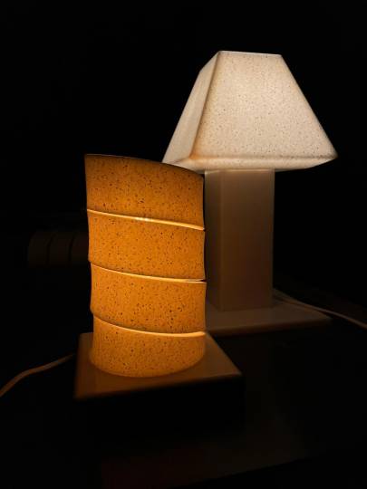 Lampy stołowe z corianu