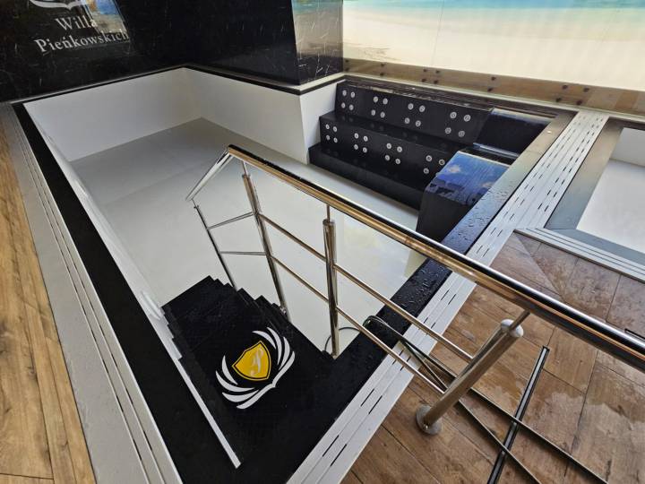 Corianowy basen hotelowy ze strefą SPA z logowanymi schodami . Corianowy basen hotelowy ze strefą SPA z logowanymi schodami .