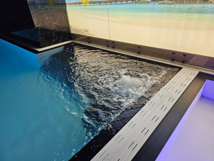 Strefa SPA w basenie z corianu. Strefa SPA w basenie z corianu.
