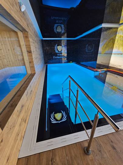 Corianowy basen hotelowy z logowanymi schodami. Corianowy basen hotelowy z logowanymi schodami.
