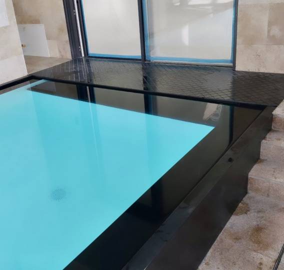 Basen z rynną szczelinową wykonaną z solid surface. Basen z rynną szczelinową wykonaną z solid surface.