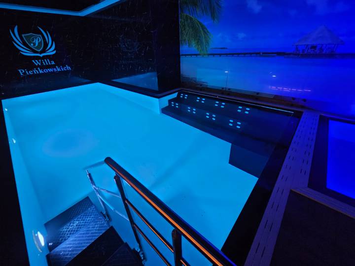 Hotelowy basen z solid surface z zintegrowaną strefą SPA Hotelowy basen z solid surface z zintegrowaną strefą SPA