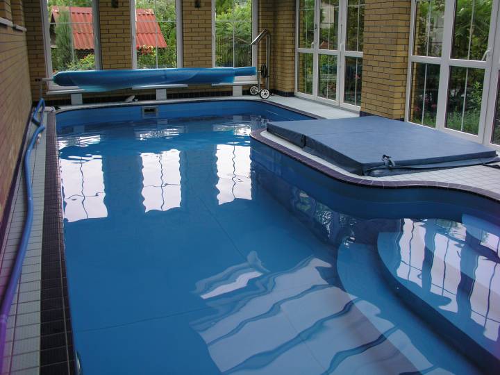 basen wewnętrzny z roletą