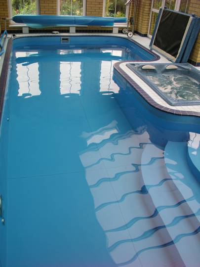 basen z małym jacuzzi basen z małym jacuzzi