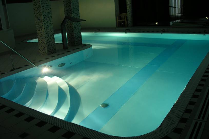 podświetlony basen wewnętrzny
